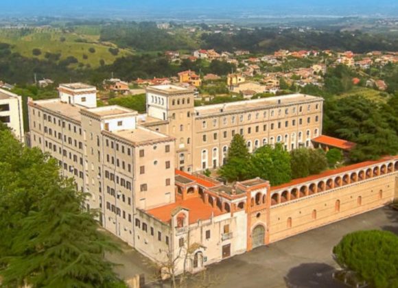 Post Instagram Avviso Chiusura per Ferie Moderno Floreale Verde Bianco Avviso: Imposta di Soggiorno 2026. Info.